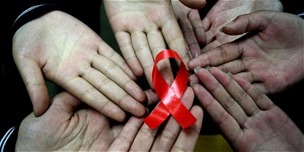 El lazo rojo es un símbolo internacional que representa el apoyo a la lucha contra el sida. Foto: AFP