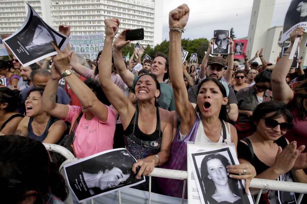 Una multitud celebra a las puertas de los tribunales de Buenos Aires las condenas por la megacausa ESMA. Foto: AP
