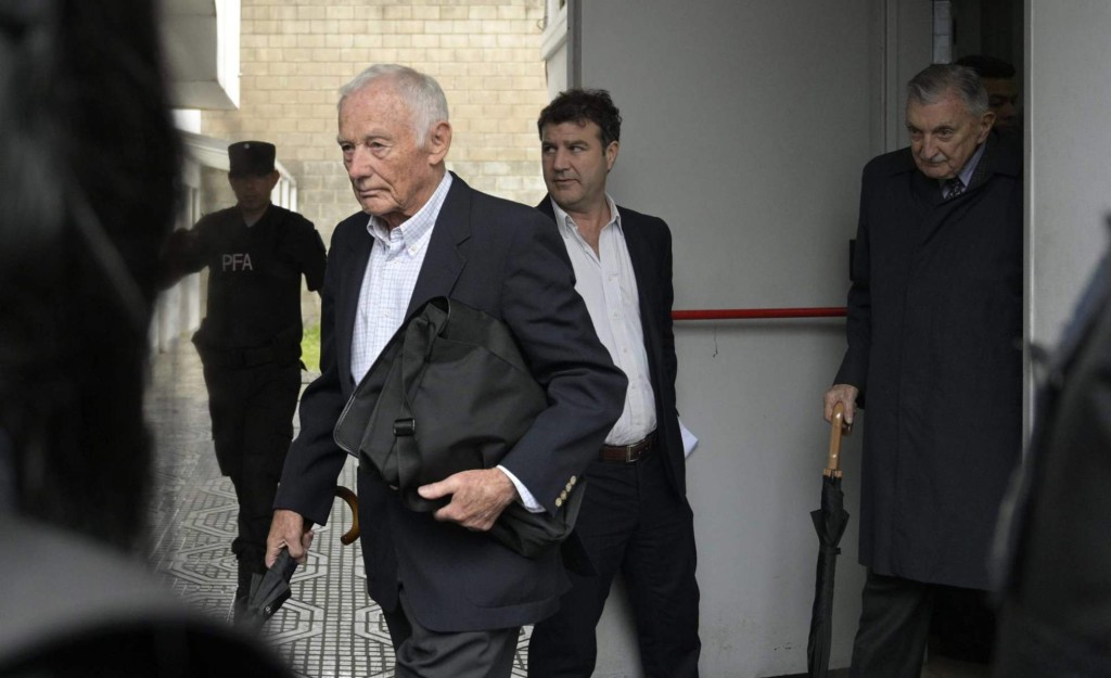 Pedro Müller (esquerda) e Héctor Sibilla, ex-executivos da Ford na Argentina, deixam o tribunal após a sentença. Foto: AFP