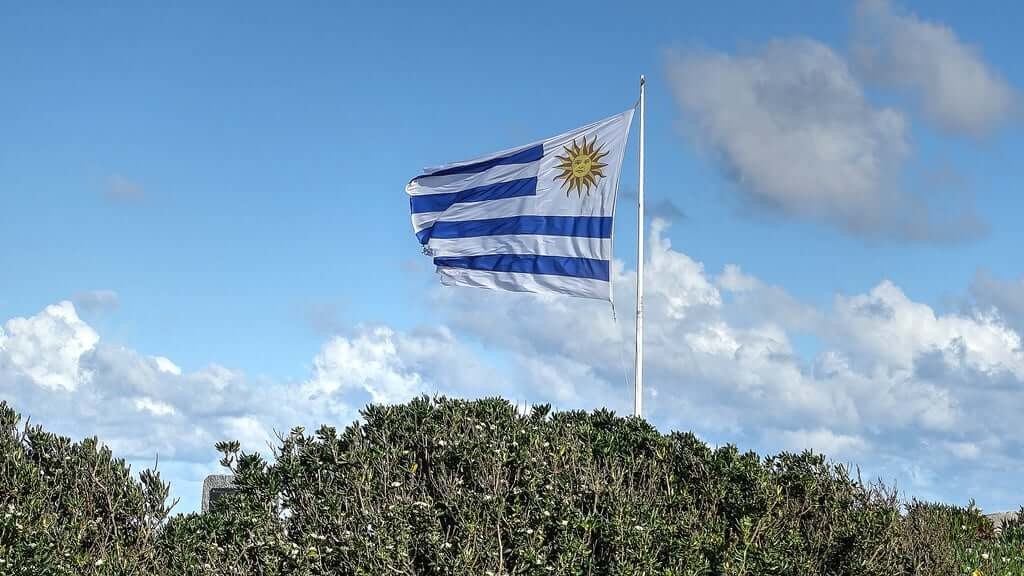 bandeira-do-uruguai-punta-del-este