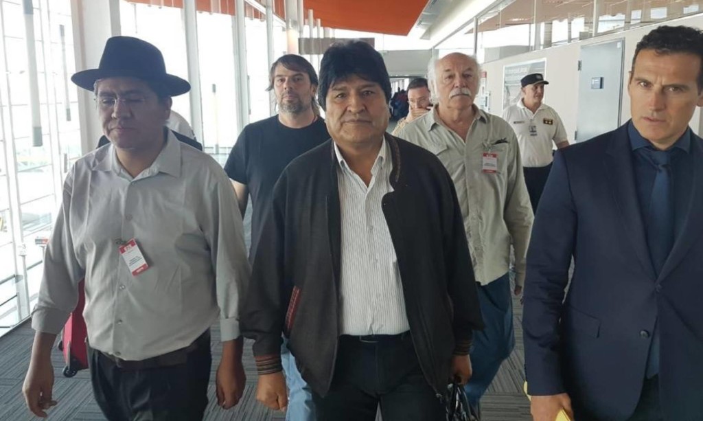 Evo Morales (en el centro), tras llegar al aeropuerto internacional de Ezeiza (Argentina)_Foto: Carlos Girotti/EFE
